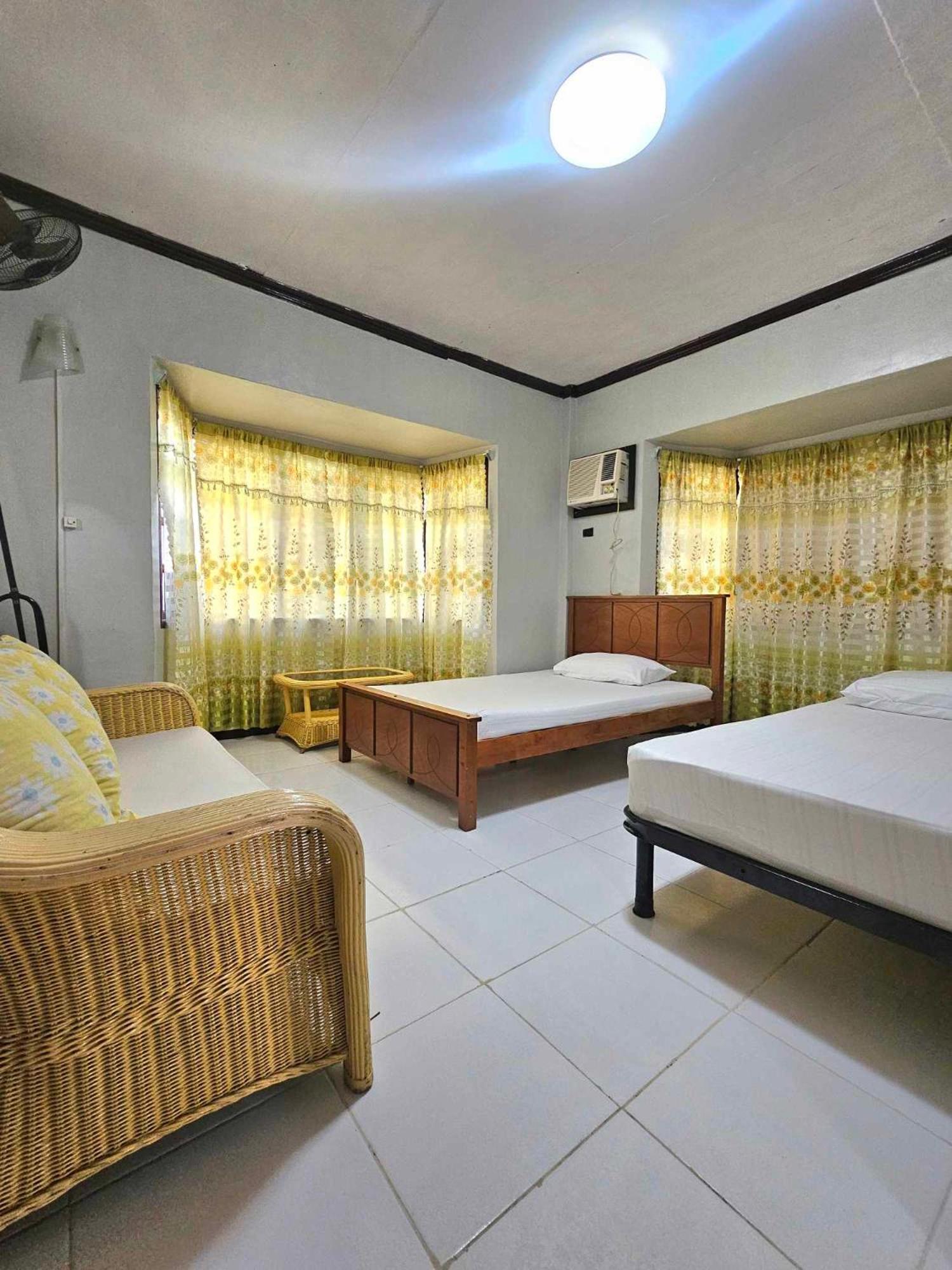 Bohol Sea Breeze And Guest house 2*
